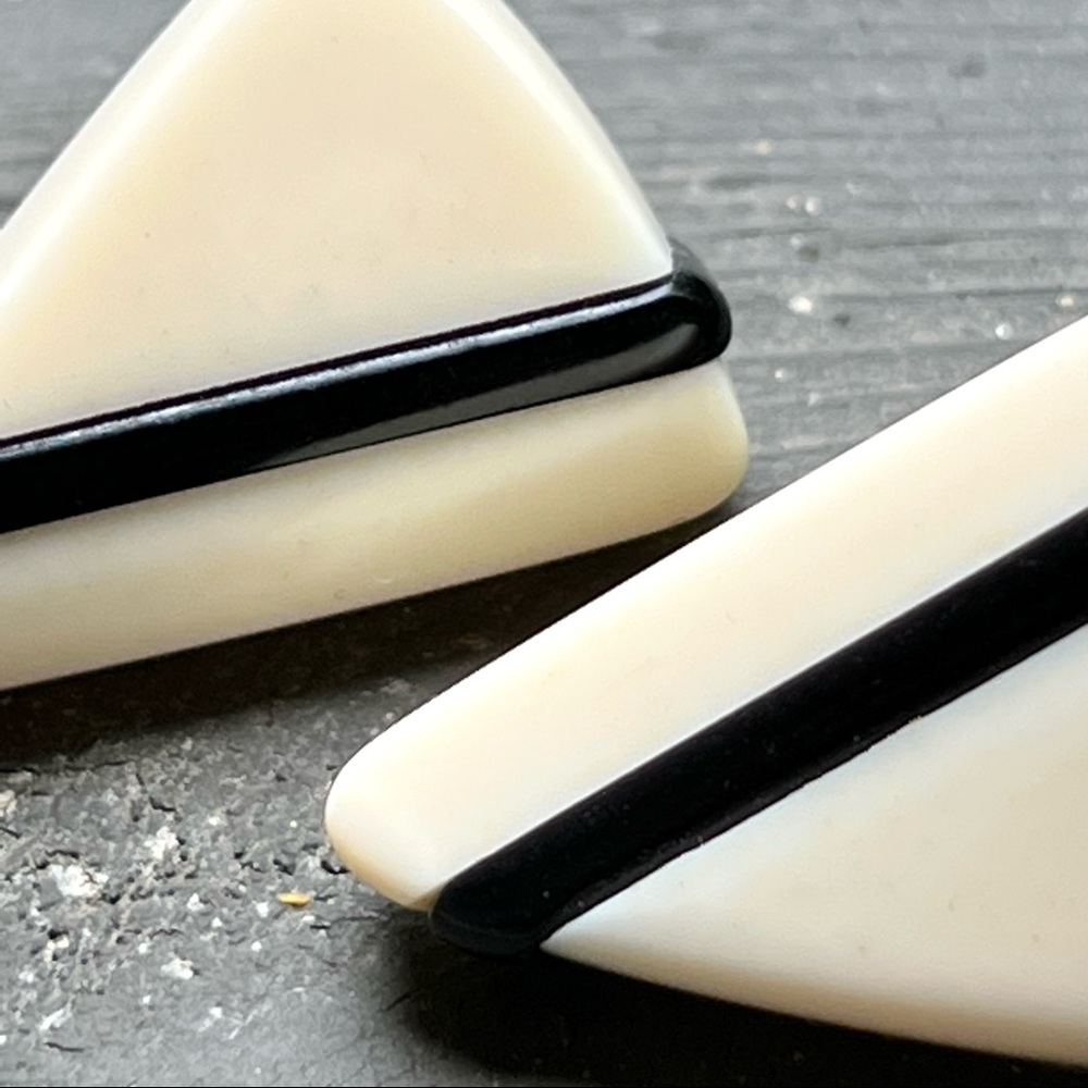 Super Mod Retro Post Earrings Cream Black Contemporary Art Thermo Bakelite